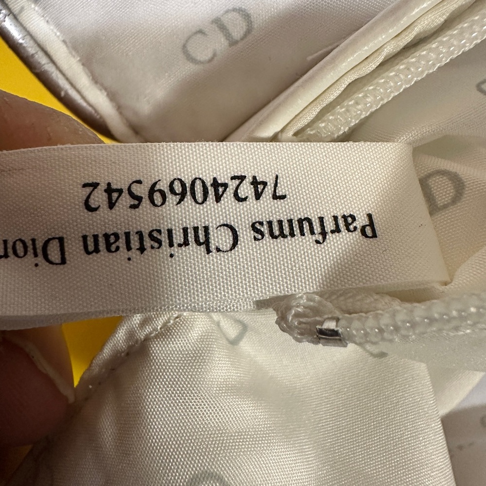 Dior Snow White Cosmetic Bag mirror included - Picture 4 of 13